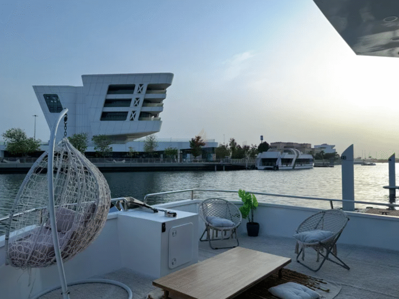 Luxury Floating Houseboat – 18m x 6m