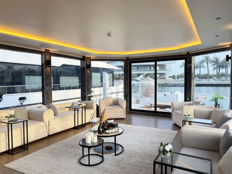 Luxury Floating Houseboat – 18m x 6m