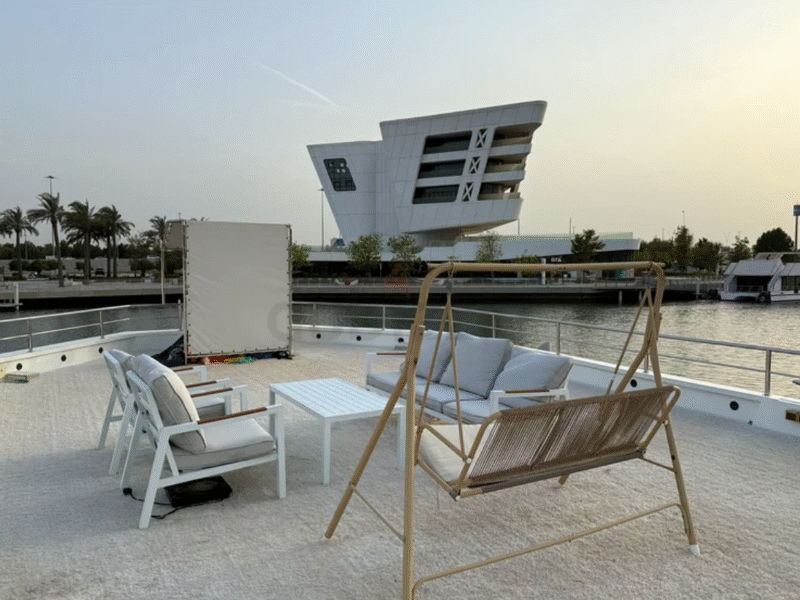 Luxury Floating Houseboat – 18m x 6m