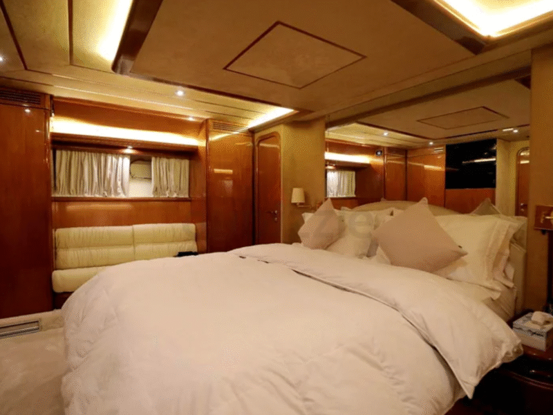 1996 Ferretti Yachts 80